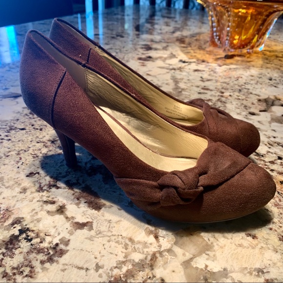 Brown suede pumps - Picture 1 of 4